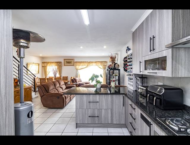 3 BEDROOM SECTIONAL TITLE FOR SALE IN BRACKENDOWNS